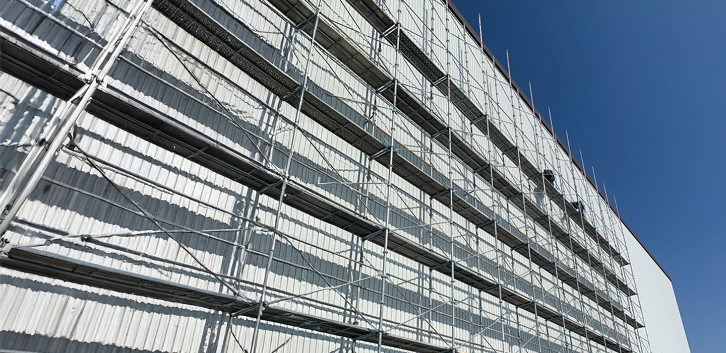 鳶職による足場施工風景